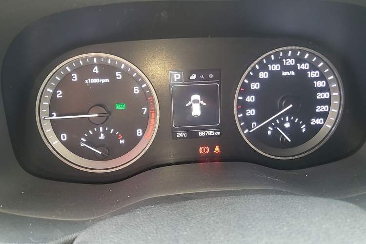 Used Hyundai Tucson 2015 1.6T Dual-Clutch Two-Wheel-Drive Smart Model Odometer Close Up