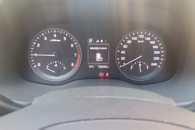 Used Hyundai Tucson 2015 1.6T Dual-Clutch Two-Wheel-Drive Smart Model Odometer Close Up
