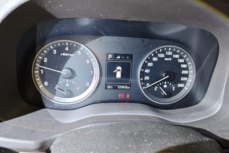 Used Hyundai Tucson 2015 1.6T Dual-Clutch Two-Wheel-Drive Smart Model Odometer Close Up