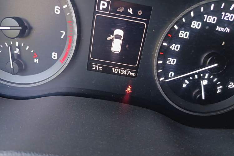 Used Hyundai Tucson 2015 1.6T Dual-Clutch Two-Wheel-Drive Smart Model Odometer Close Up