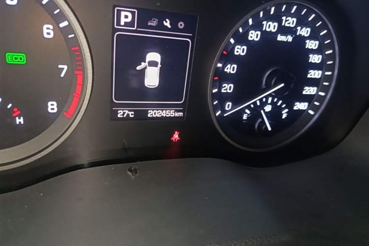 Used Hyundai Tucson 2015 2.0L Automatic Two-Wheel Drive Smart Version Odometer Close Up