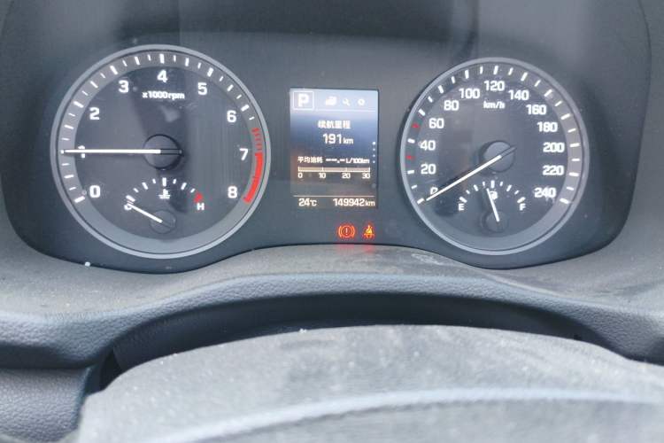 Used Hyundai Tucson 2015 1.6T Dual-Clutch Two-Wheel-Drive Smart Model Odometer Close Up