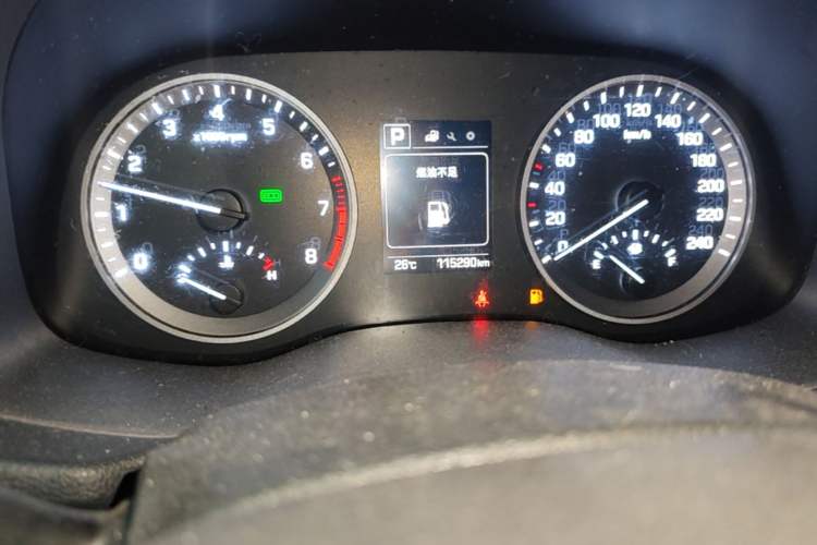 Used Hyundai Tucson 2015 1.6T Dual-Clutch Two-Wheel-Drive Smart Model Odometer Close Up