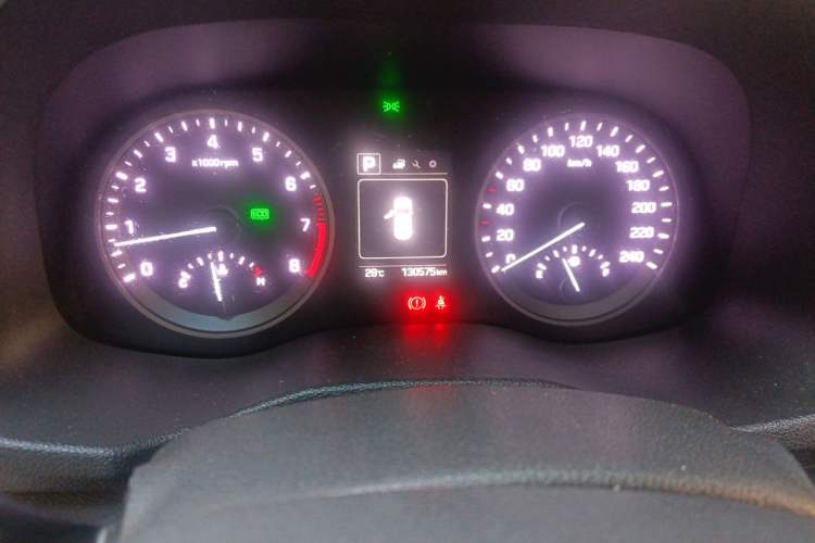 Used Hyundai Tucson 2015 1.6T Dual-Clutch Two-Wheel-Drive Smart Model Odometer Close Up