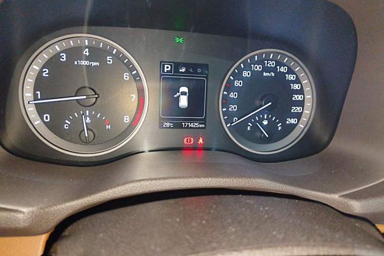 Used Hyundai Tucson 2015 1.6T Dual-Clutch Two-Wheel-Drive Smart Model Odometer Close Up