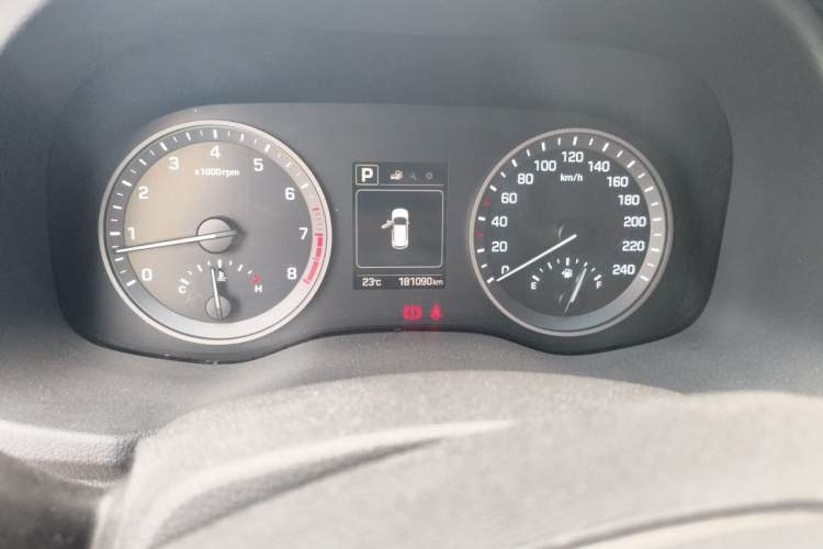 Used Hyundai Tucson 2015 1.6T Dual-Clutch Two-Wheel-Drive Smart Model Odometer Close Up
