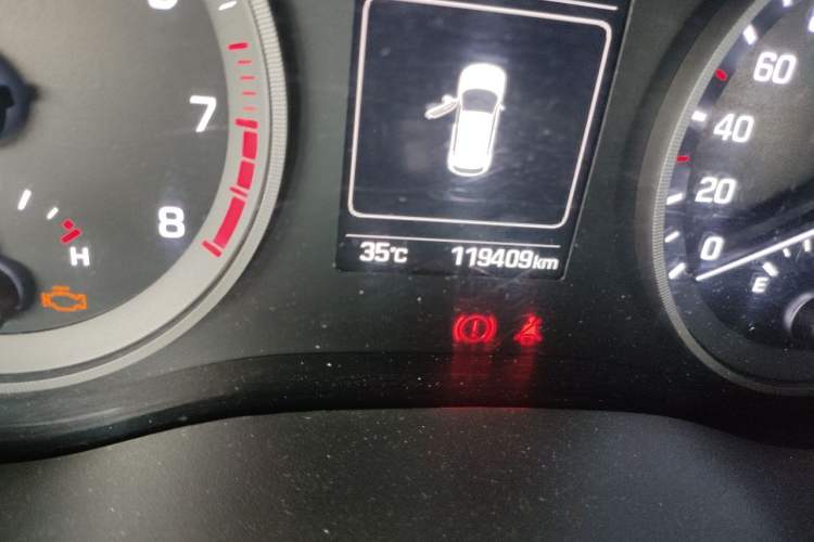 Used Hyundai Tucson 2015 1.6T Dual-Clutch Two-Wheel-Drive Smart Model Odometer Close Up