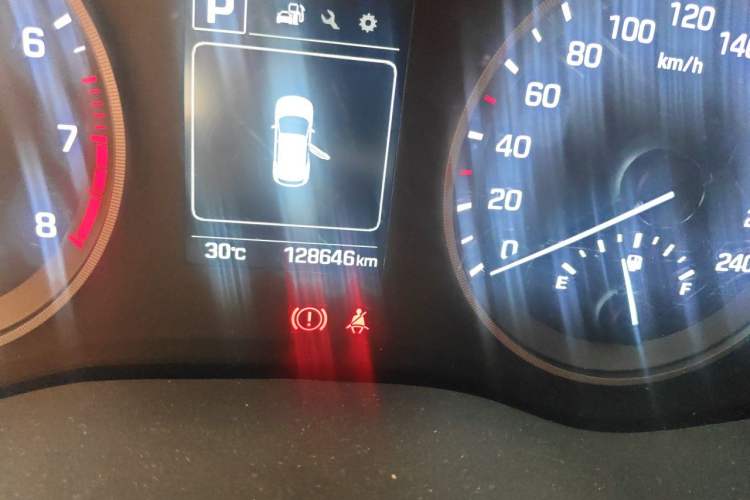 Used Hyundai Tucson 2015 1.6T Dual-Clutch Two-Wheel-Drive Leading Model Odometer Close Up