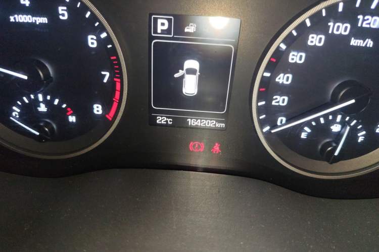 Used Hyundai Tucson 2015 1.6T Dual-Clutch Two-Wheel-Drive Smart Model Odometer Close Up