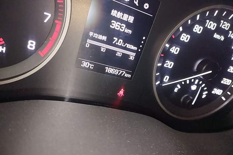 Used Hyundai Tucson 2015 1.6T Dual-Clutch Two-Wheel-Drive Smart Model Odometer Close Up