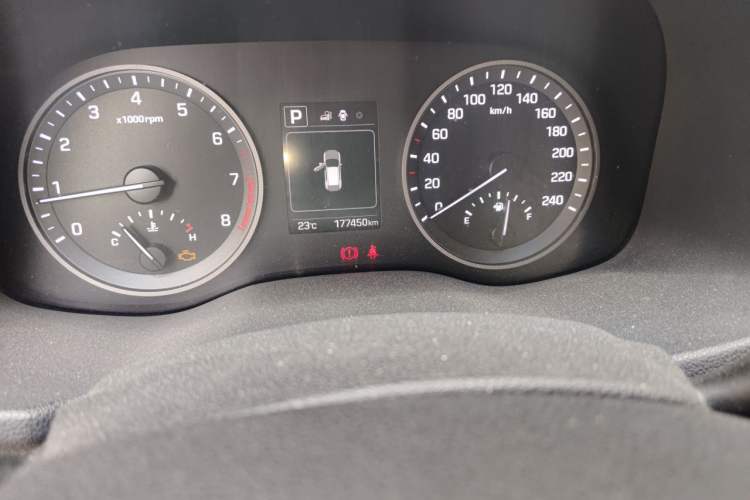 Used Hyundai Tucson 2015 1.6T Dual-Clutch Two-Wheel-Drive Smart Model Odometer Close Up