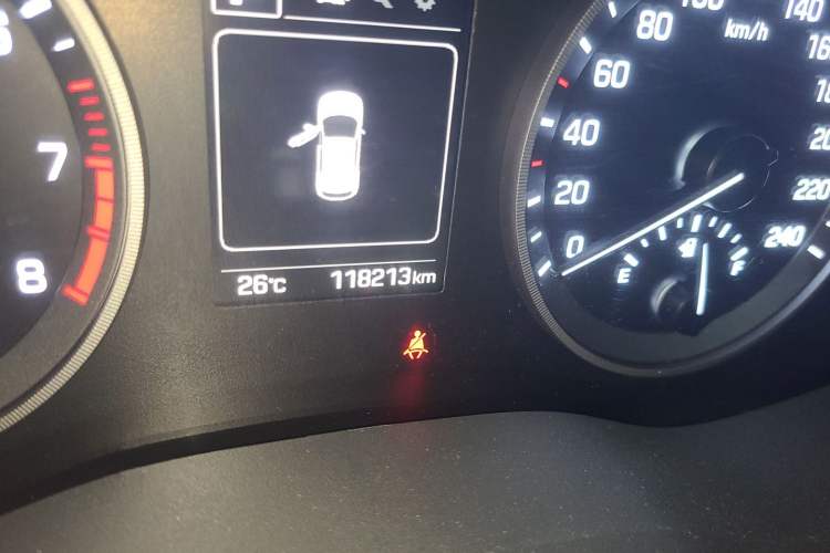 Used Hyundai Tucson 2015 1.6T Dual-Clutch Two-Wheel-Drive Smart Model Odometer Close Up