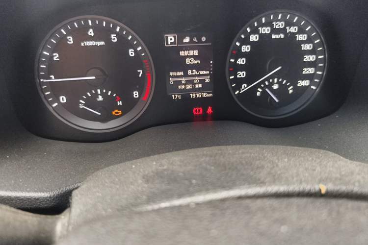 Used Hyundai Tucson 2015 1.6T Dual-Clutch Two-Wheel-Drive Smart Model Odometer Close Up