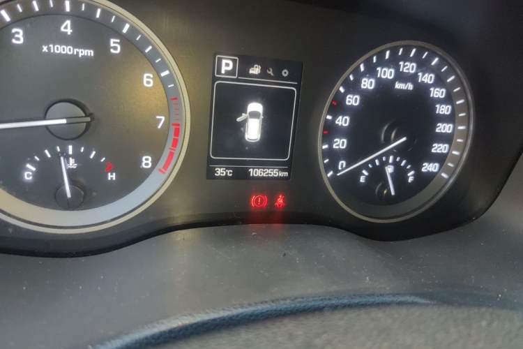 Used Hyundai Tucson 2015 1.6T Dual-Clutch Two-Wheel-Drive Smart Model Odometer Close Up