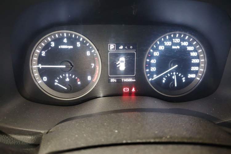 Used Hyundai Tucson 2015 1.6T Dual-Clutch Two-Wheel-Drive Smart Model Odometer Close Up