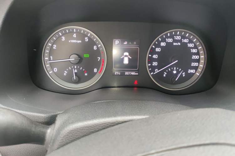 Used Hyundai Tucson 2015 1.6T Dual-Clutch Two-Wheel-Drive Smart Model Odometer Close Up