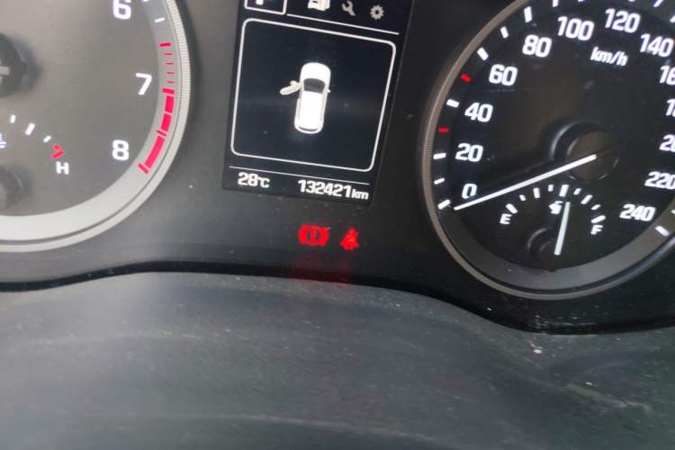 Used Hyundai Tucson 2015 1.6T Dual-Clutch Two-Wheel-Drive Smart Model Odometer Close Up