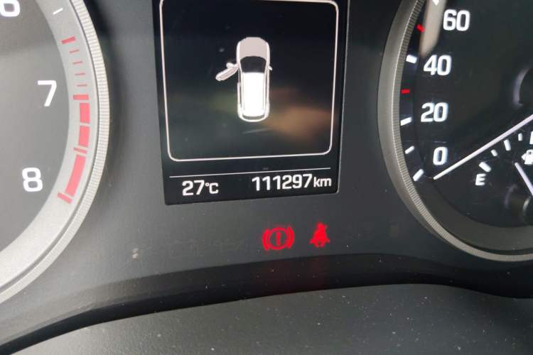 Used Hyundai Tucson 2015 1.6T Dual-Clutch Two-Wheel-Drive Smart Model Odometer Close Up