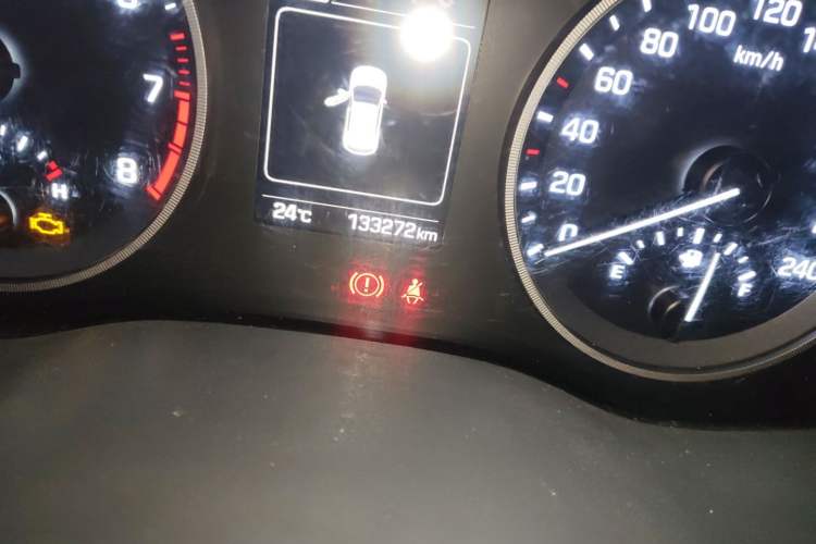 Used Hyundai Tucson 2015 1.6T Dual-Clutch Two-Wheel-Drive Smart Model Odometer Close Up