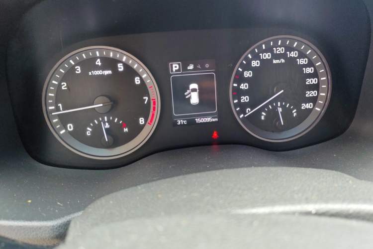 Used Hyundai Tucson 2015 1.6T Dual-Clutch Two-Wheel-Drive Smart Model Odometer Close Up