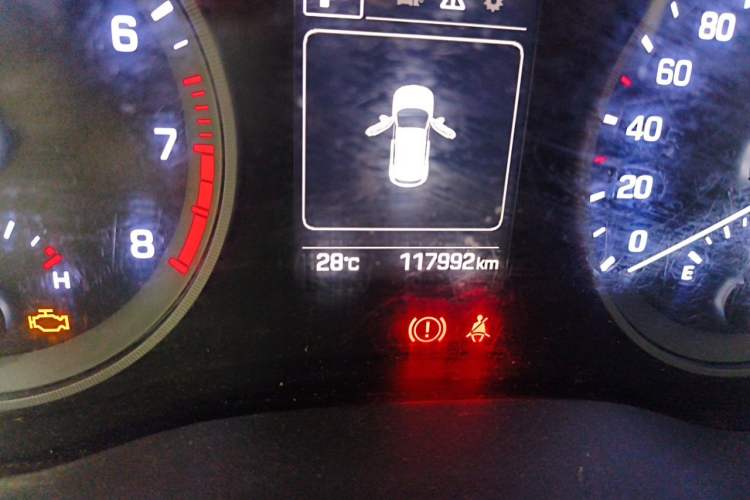 Used Hyundai Tucson 2015 1.6T Dual-Clutch Two-Wheel-Drive Smart Model Odometer Close Up