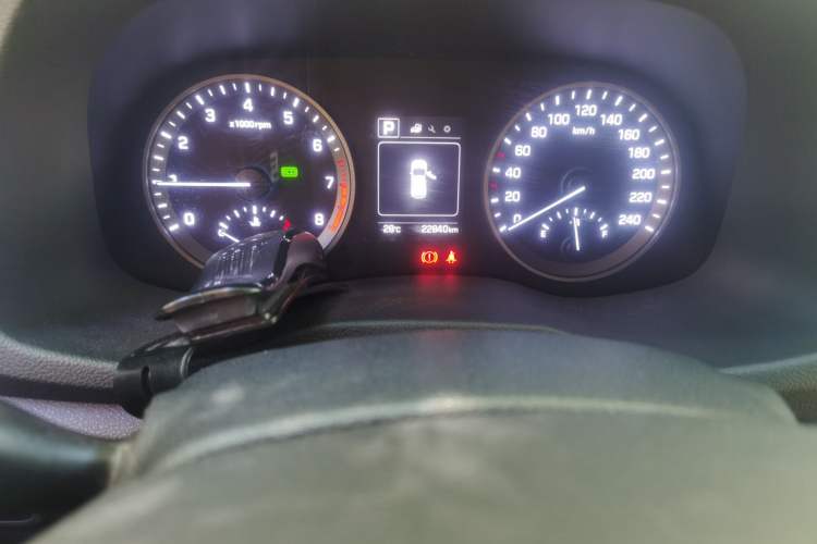Used Hyundai Tucson 2015 1.6T Dual-Clutch Two-Wheel-Drive Smart Model Odometer Close Up