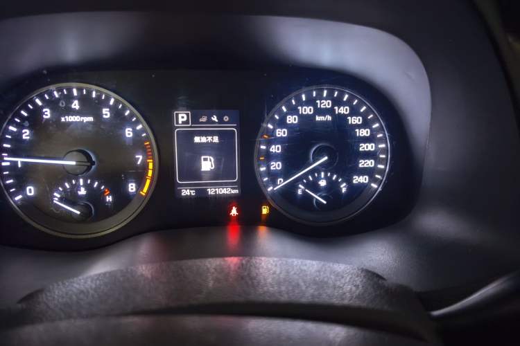 Used Hyundai Tucson 2015 1.6T Dual-Clutch Two-Wheel-Drive Smart Model Odometer Close Up