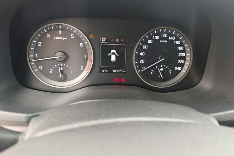 Used Hyundai Tucson 2015 1.6T Dual-Clutch Two-Wheel-Drive Smart Model Odometer Close Up