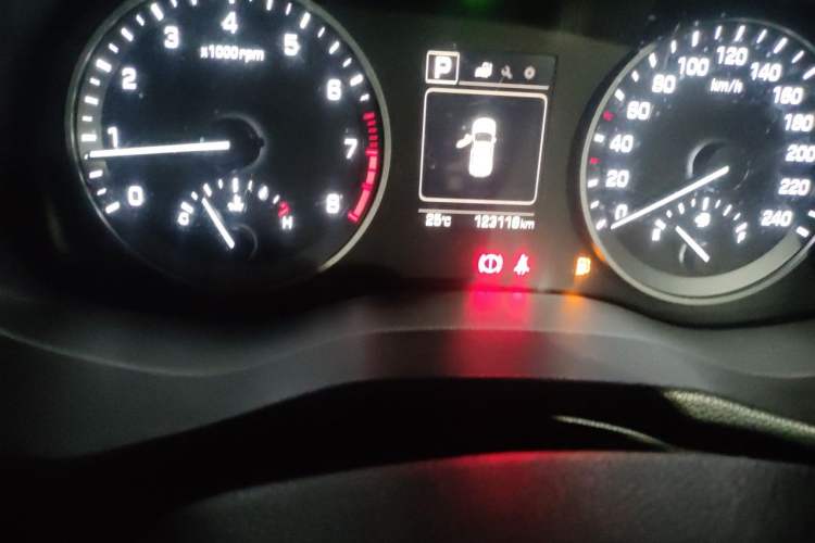 Used Hyundai Tucson 2015 1.6T Dual-Clutch Two-Wheel-Drive Smart Model Odometer Close Up