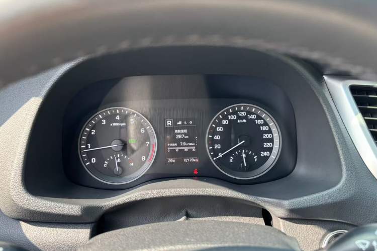 Used Hyundai Tucson 2015 1.6T Dual-Clutch Two-Wheel-Drive Smart Model Odometer Close Up