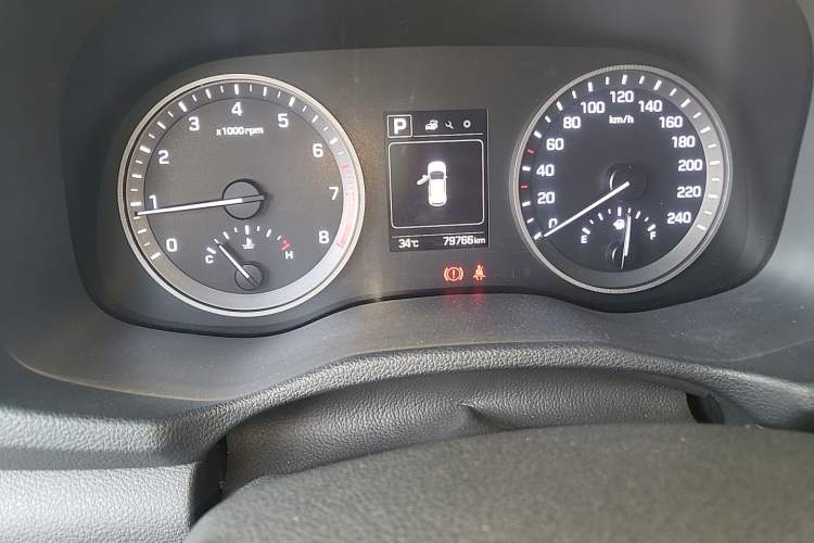 Used Hyundai Tucson 2015 1.6T Dual-Clutch Two-Wheel-Drive Smart Model Odometer Close Up