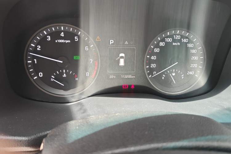 Used Hyundai Tucson 2015 1.6T Dual-Clutch Two-Wheel-Drive Smart Model Odometer Close Up