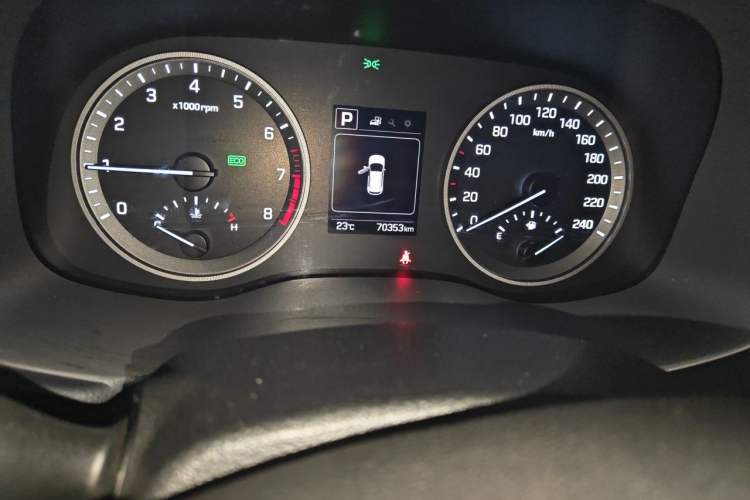 Used Hyundai Tucson 2015 1.6T Dual-Clutch Two-Wheel-Drive Smart Model Odometer Close Up