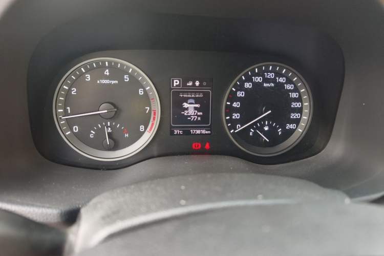 Used Hyundai Tucson 2015 1.6T Dual-Clutch Two-Wheel-Drive Smart Model Odometer Close Up