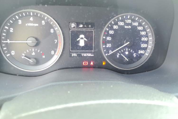 Used Hyundai Tucson 2015 1.6T Dual-Clutch Two-Wheel-Drive Smart Model Odometer Close Up