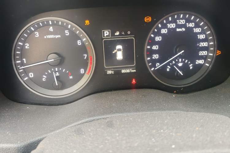Used Hyundai Tucson 2015 1.6T Dual-Clutch Two-Wheel-Drive Smart Model Odometer Close Up