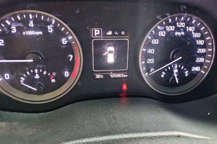 Used Hyundai Tucson 2015 1.6T Dual-Clutch Two-Wheel-Drive Smart Model Odometer Close Up
