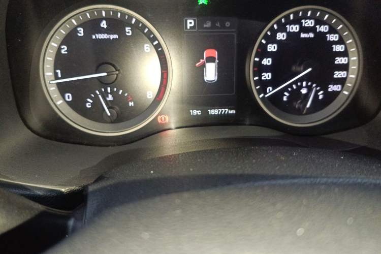 Used Hyundai Tucson 2015 1.6T Dual-Clutch Four-Wheel Drive Flagship Model Odometer Close Up