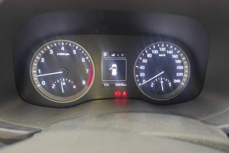 Used Hyundai Tucson 2015 1.6T Dual-Clutch Two-Wheel-Drive Smart Model Odometer Close Up