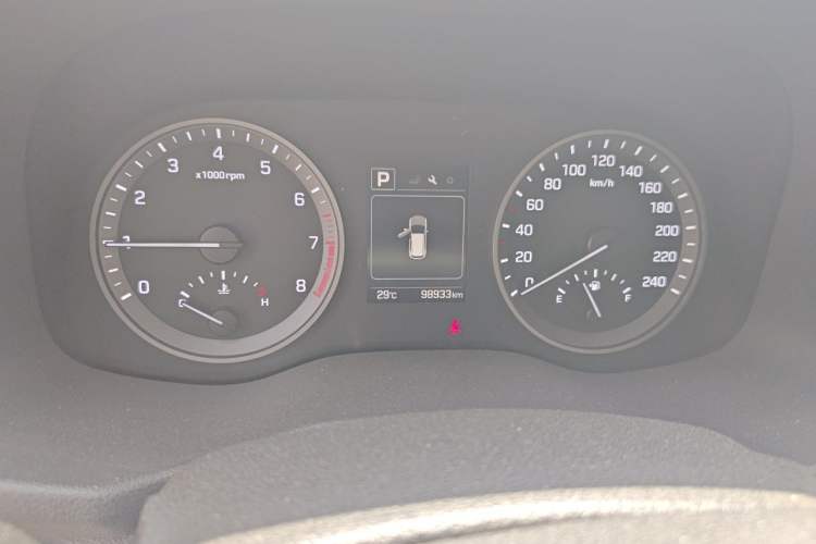 Used Hyundai Tucson 2015 1.6T Dual-Clutch Two-Wheel-Drive Smart Model Odometer Close Up
