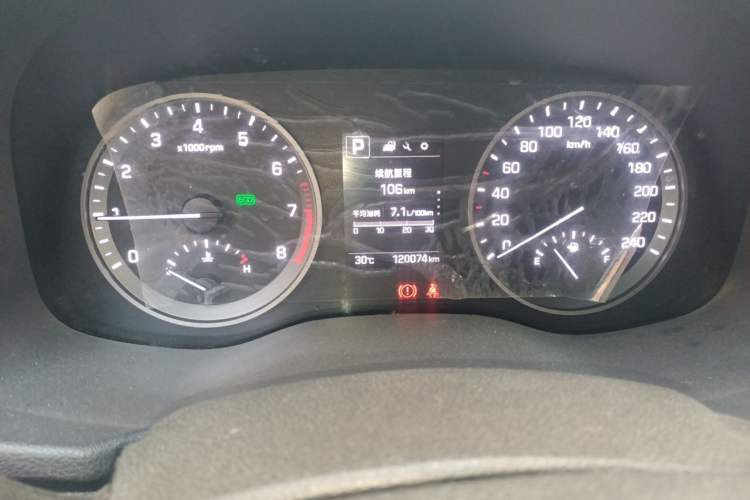 Used Hyundai Tucson 2015 1.6T Dual-Clutch Two-Wheel-Drive Smart Model Odometer Close Up