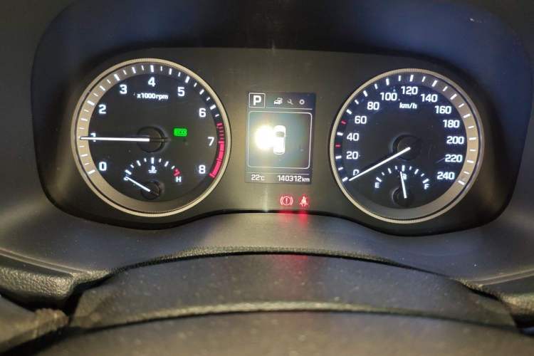 Used Hyundai Tucson 2015 1.6T Dual-Clutch Two-Wheel-Drive Smart Model Odometer Close Up