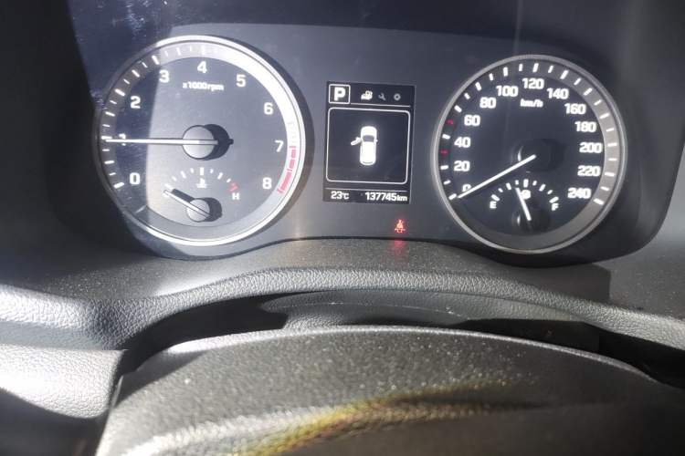 Used Hyundai Tucson 2015 1.6T Dual-Clutch Two-Wheel-Drive Smart Model Odometer Close Up