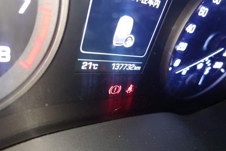 Used Hyundai Tucson 2015 1.6T Dual-Clutch Two-Wheel-Drive Smart Model Odometer Close Up