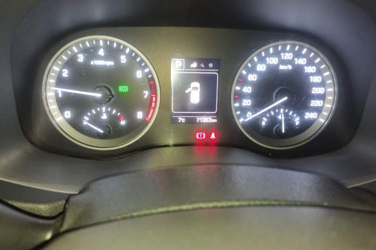 Used Hyundai Tucson 2015 1.6T Dual-Clutch Two-Wheel-Drive Smart Model Odometer Close Up