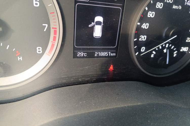 Used Hyundai Tucson 2015 2.0L Automatic Two-Wheel Drive Smart Version Odometer Close Up
