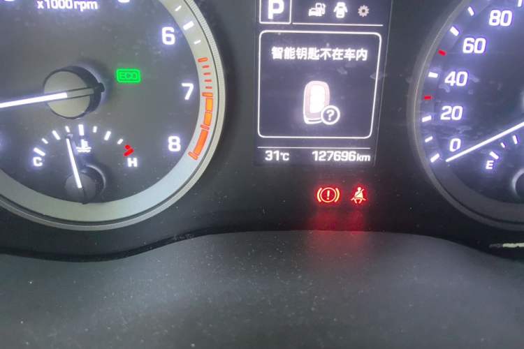 Used Hyundai Tucson 2015 1.6T Dual-Clutch Two-Wheel-Drive Smart Model Odometer Close Up