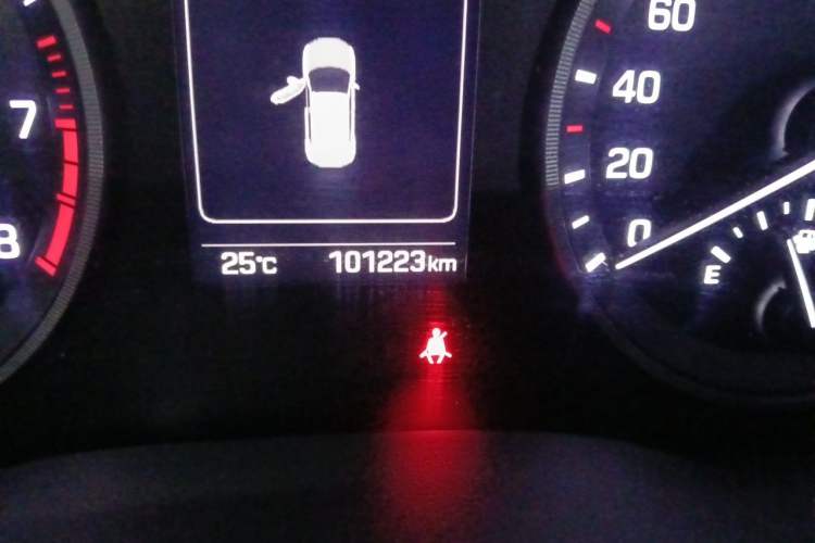 Used Hyundai Tucson 2015 1.6T Dual-Clutch Two-Wheel-Drive Smart Model Odometer Close Up