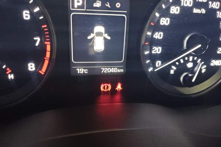 Used Hyundai Tucson 2015 1.6T Dual-Clutch Two-Wheel-Drive Smart Model Odometer Close Up