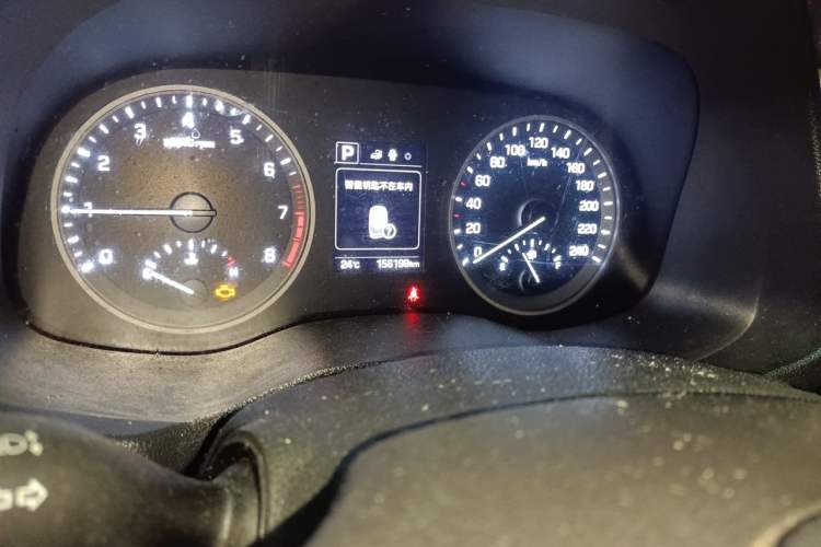 Used Hyundai Tucson 2015 1.6T Dual-Clutch Two-Wheel-Drive Smart Model Odometer Close Up